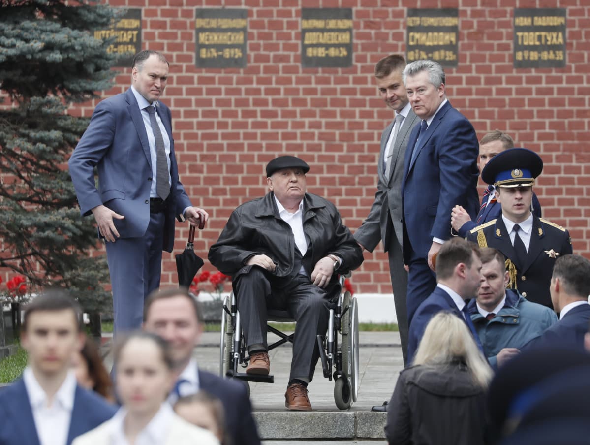 Mihail Gorbatšov pyörätuolissa Voiton päivän paraatia seuraamassa Moskovassa vuonna 2019.