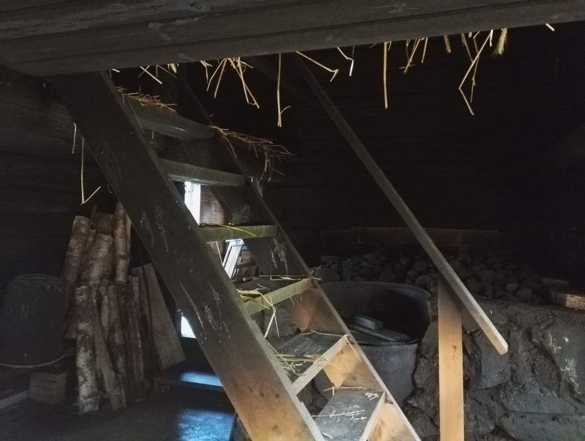 Jyrkät portaat vievät ylälavolle