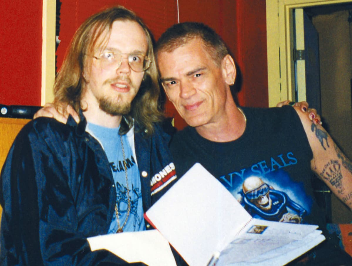 Jari-Pekka Laitio-Ramone ja Ramones-yhtyeen alkuperäisjäsen sekä pääbiisintekijä Dee Dee Ramone Ruotsissa siinä tilanteessa, jossa hän aivan yllättäen lahjoitti päiväkirjansa Jari-Pekalle vuonna 2000