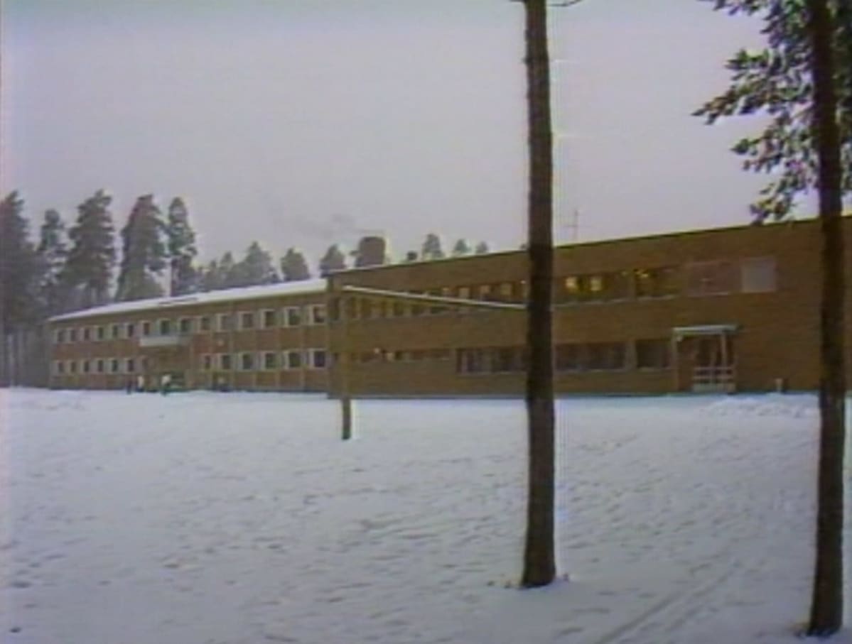 Tämän lukion lakkauttamisuhasta kapina sai alkunsa. Kuva Mikkelin Kalevankankaan lukiosta vuodelta 1984. Koulurakennus purettiin vuonna 2013.