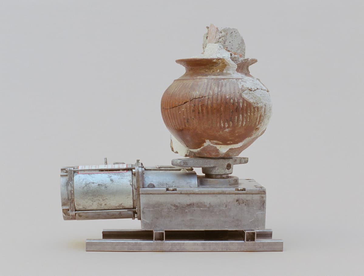 Kuva taiteilija Jonna Kinan videoteoksesta After Life followed by Red Impasto Jar