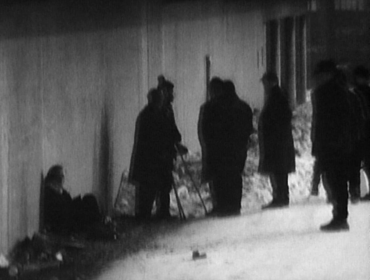 Varjojen väkeä Helsingistä. Kuva on Yleisradion tv-ohjelmasta "Asunnottomat alkoholistit. Rappioalkoholistiongelma" vuodelta 1968. Aiheesta olivat keskustelemassa Osmo Toivola, Lenni Lehtimäki, Reino Orasmala, Maria Schulgin (Marraskuun
liike), Arvo Raatikainen ja Osmo Visuri.