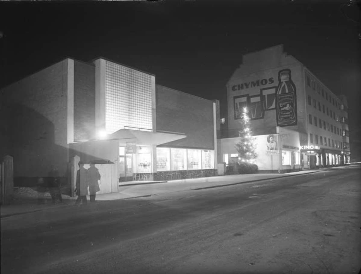 Elokuvateatteri Nuijamiehen rakennus ulkoapäin. Kuva vuodelta 1954.