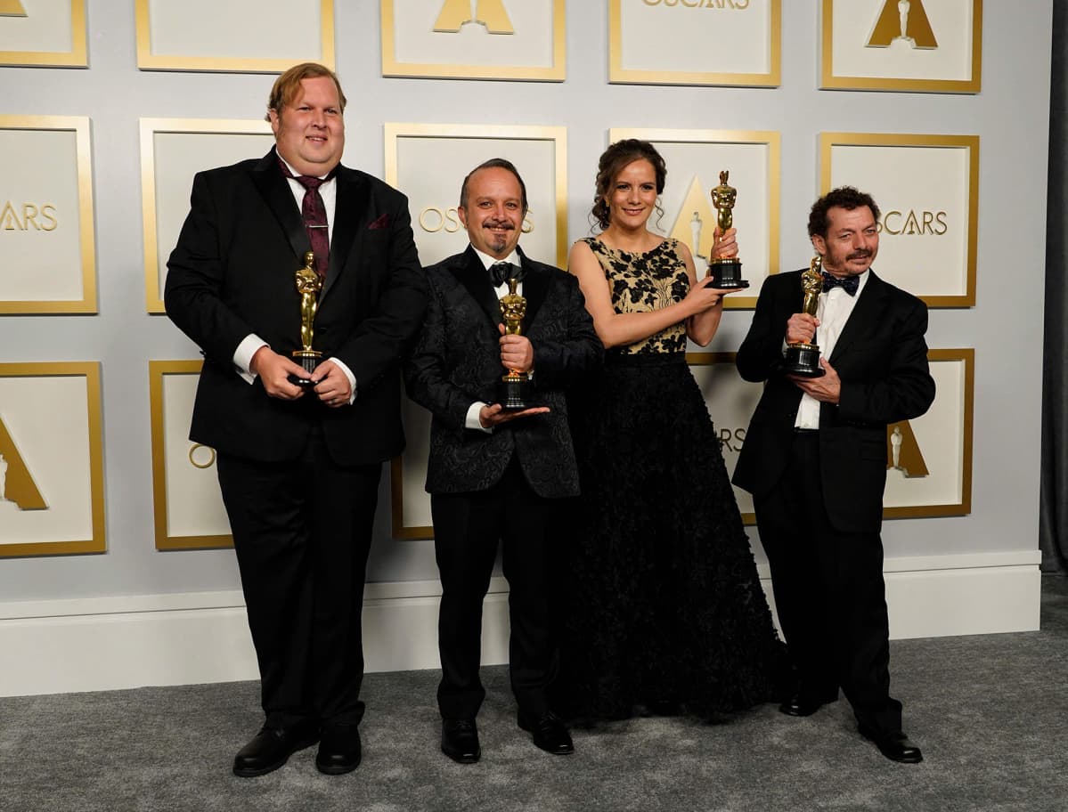 Phillip Bladh, Carlos Cortes, Michellee Couttolenc ja Jaime Baksht kävivät pokkaamassa Oscarin Sound of Metal elokuvan äänisuunnittelusta.