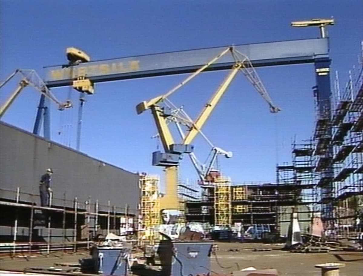 Laivanrakennusta Wärtsilä Meriteollisuuden Helsingin telakalla vuonna 1989.