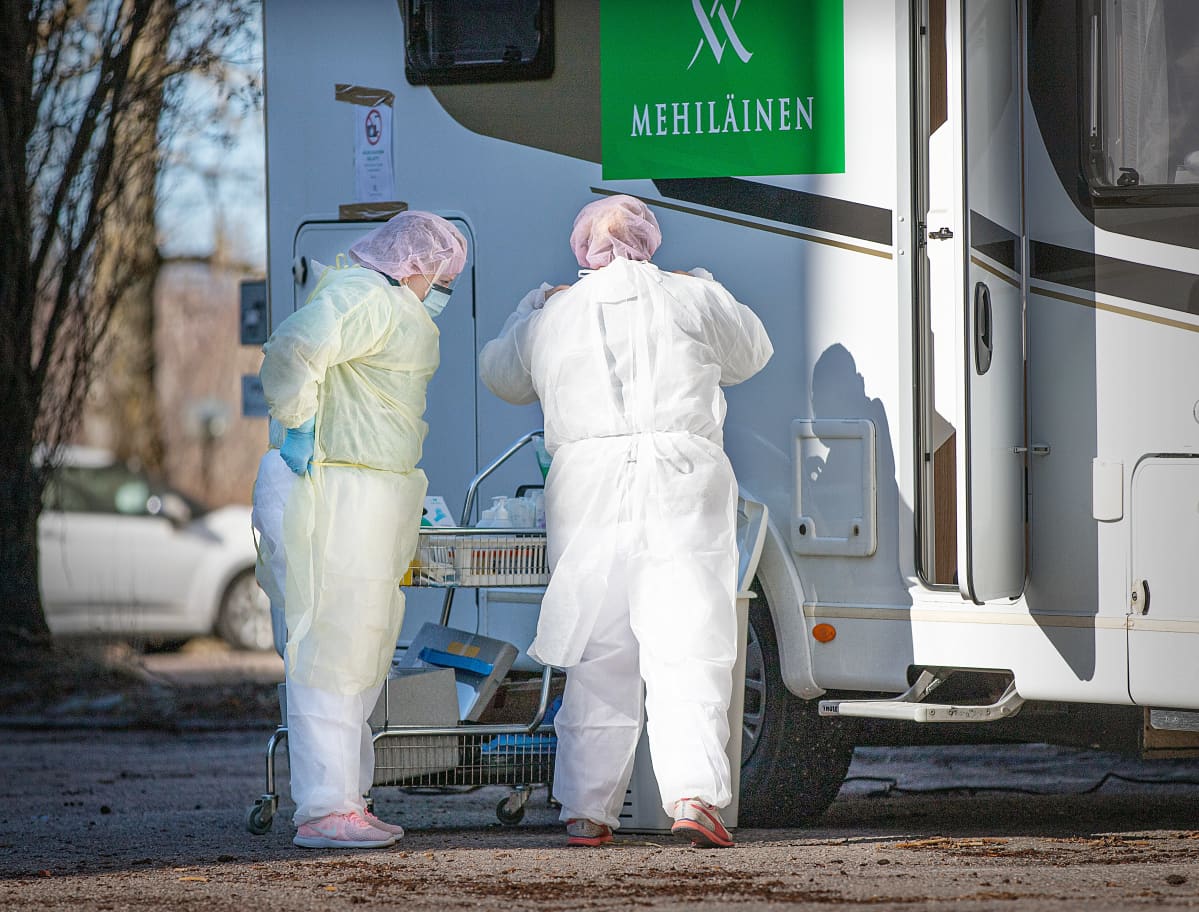 Hoitajia Mehiläisen koronavirustestausauton luona Espoossa 19.3.2020.