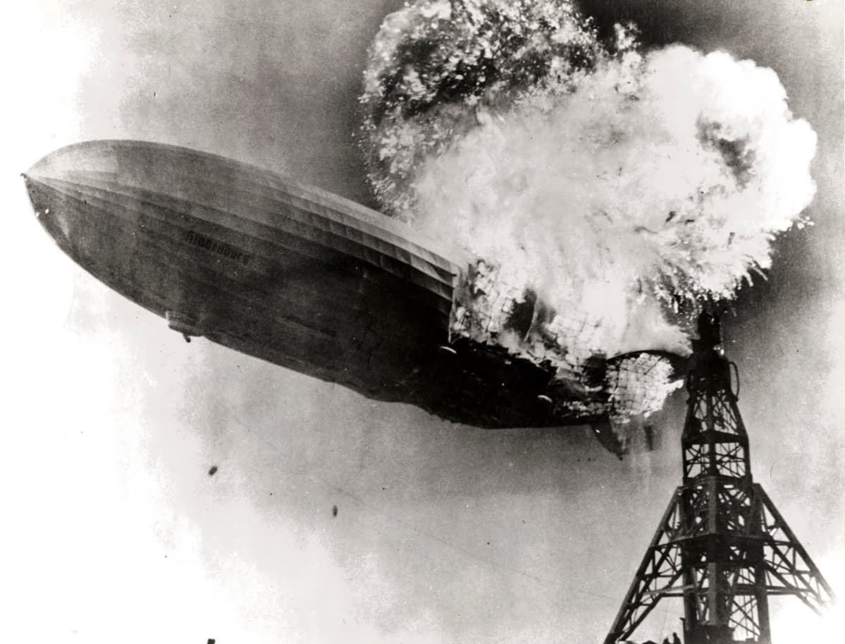 LZ 129 Hindenburg tuhoutui onnettomuudessa Lakehurstissa New Jerseyssä 6. toukokuuta 1937.