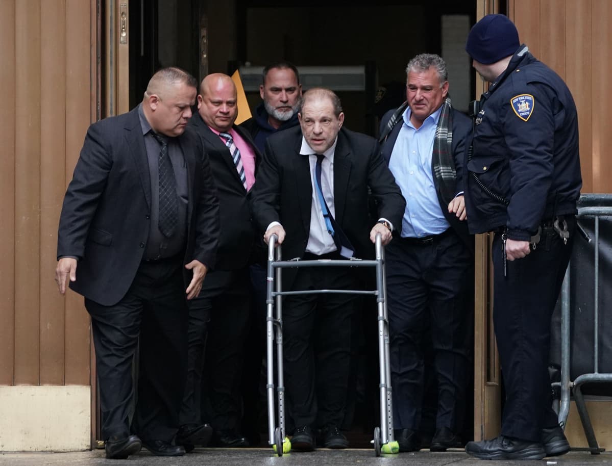 Harvey Weinstein poistui oikeuden istunnosta käyttäen rollaattoria.