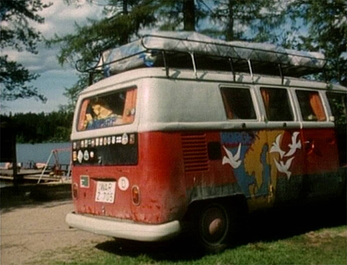 Volkswagen Kleinbus retkeilyalueella 1970-luvulla.