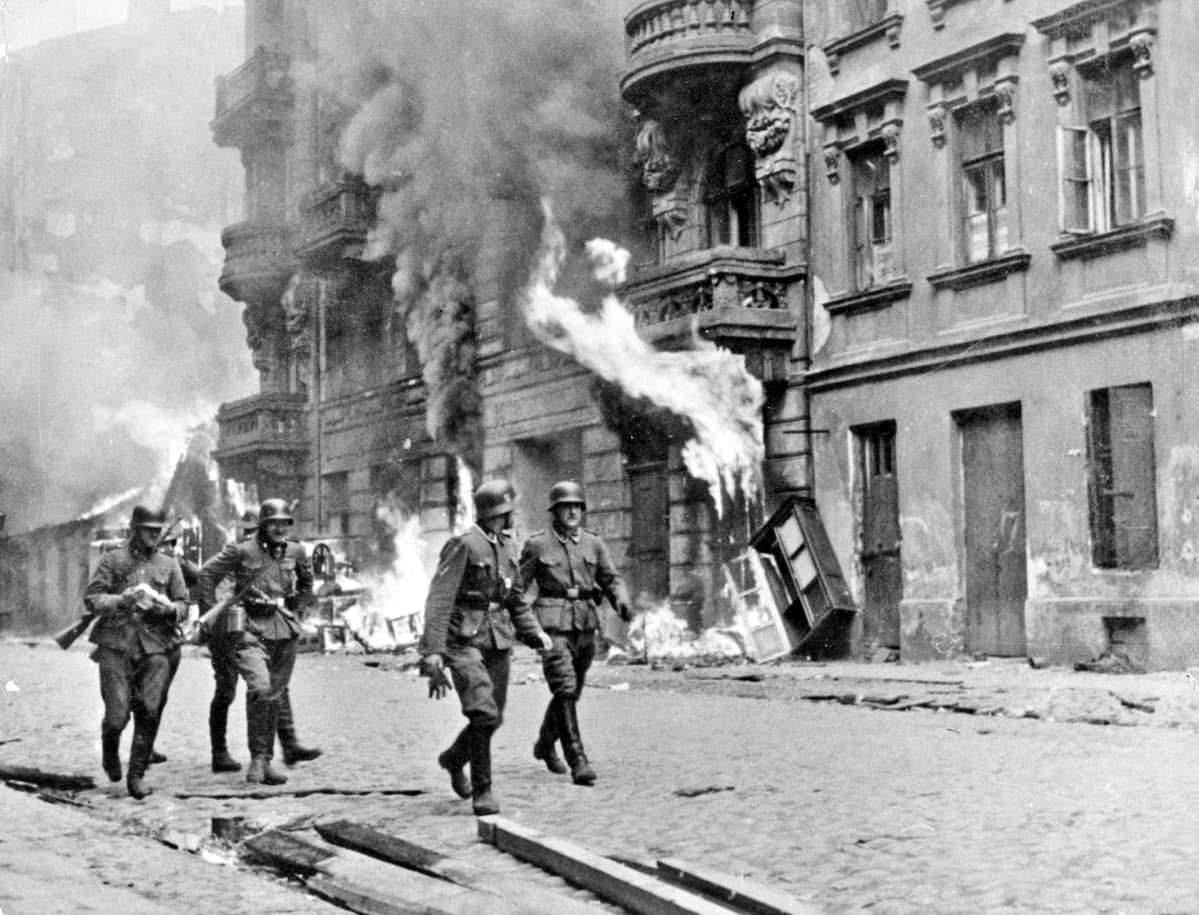 Saksalaisia sotilaita varsovalaisen geton edessä helmikuussa 1944.