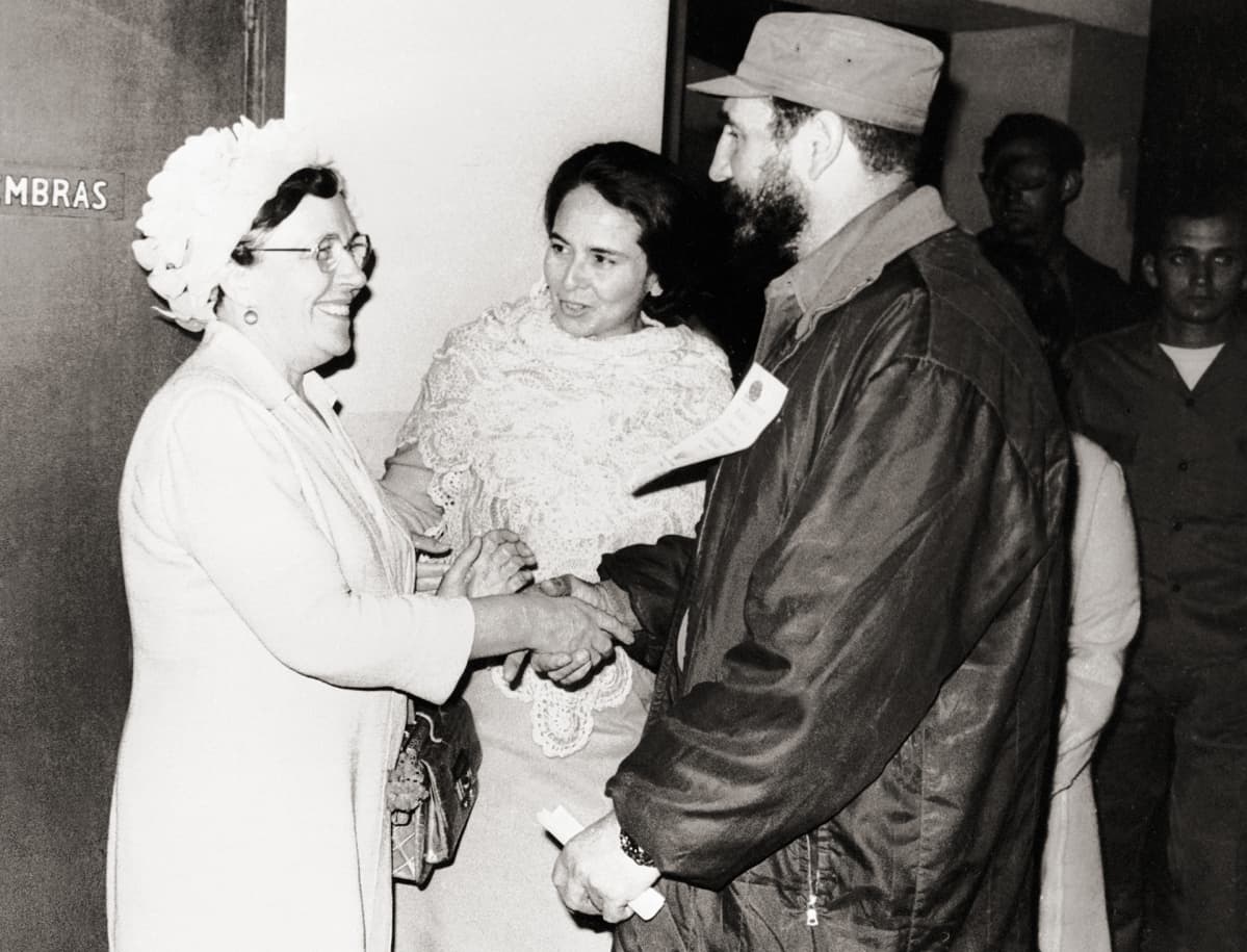 Hertta kuusinen tapaa Fidel Castron huhtikuussa 1971 Kuubassa.