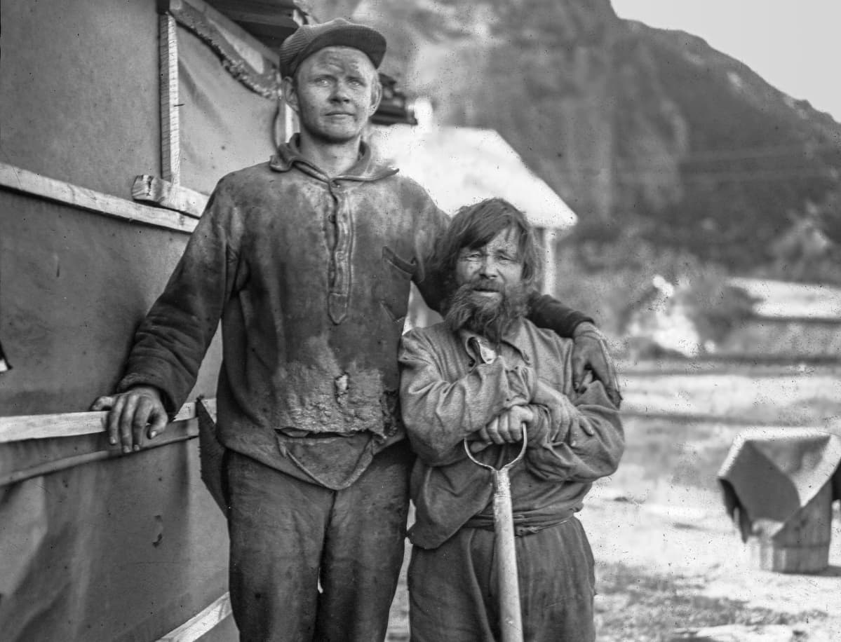 Suomalainen ? mies ja kolttamies 1930. Petsamontien rakennustyömaan työntekijöitä. Liinahamari? Petsamo