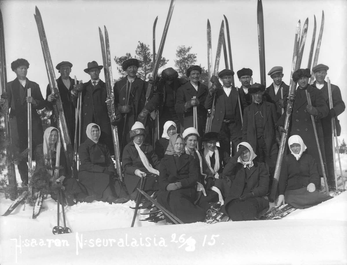 Haapasaaren nuorisoseuralaiset hiihtoretkellä