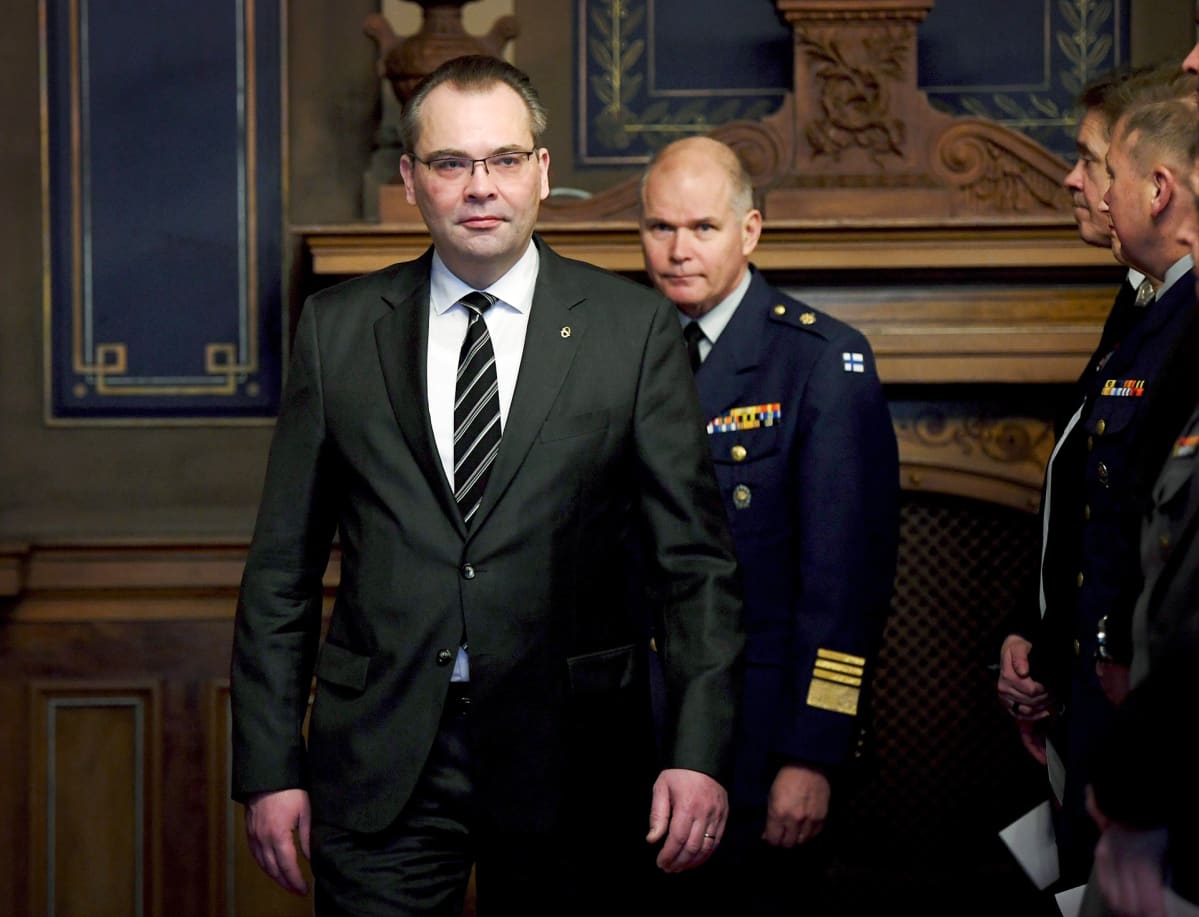 Puolustusministeri Jussi Niinistö ja puolustusvoimain komentaja kenraali Jarmo Lindberg 229. valtakunnallisen maanpuolustuskurssin avajaisissa Helsingissä 4. maaliskuuta.