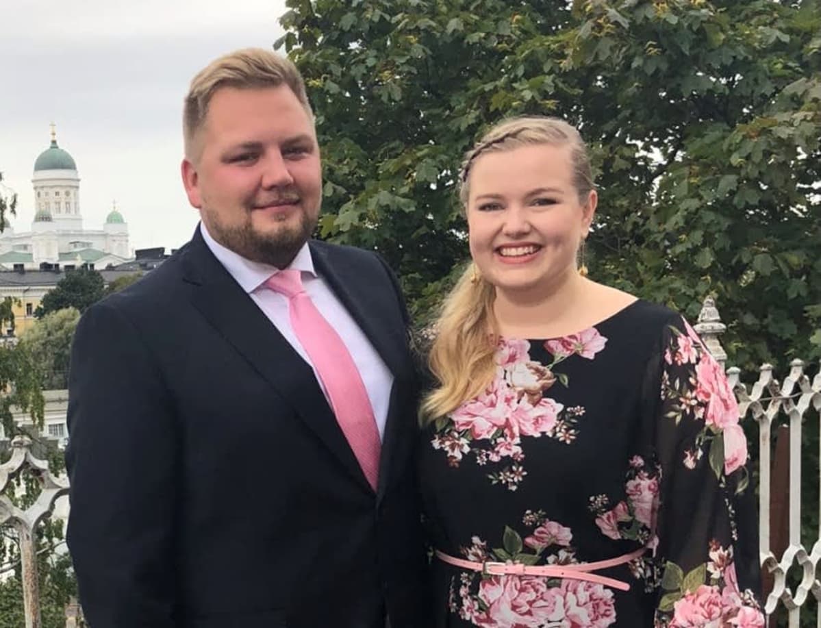 Metta Matveinen ja Eero Nurminen hymyilevät kameralle.