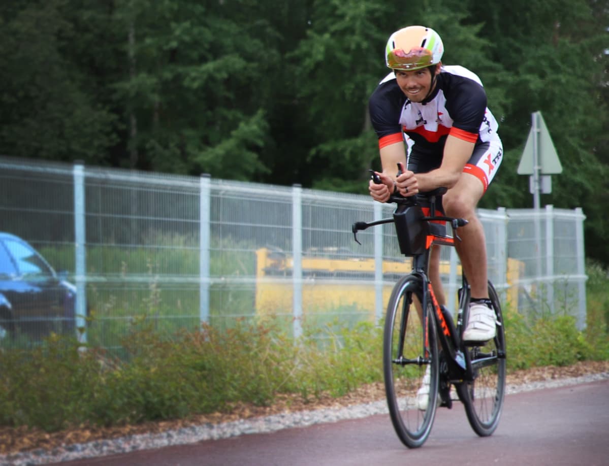 Mies polkee triathlonpyörällä.