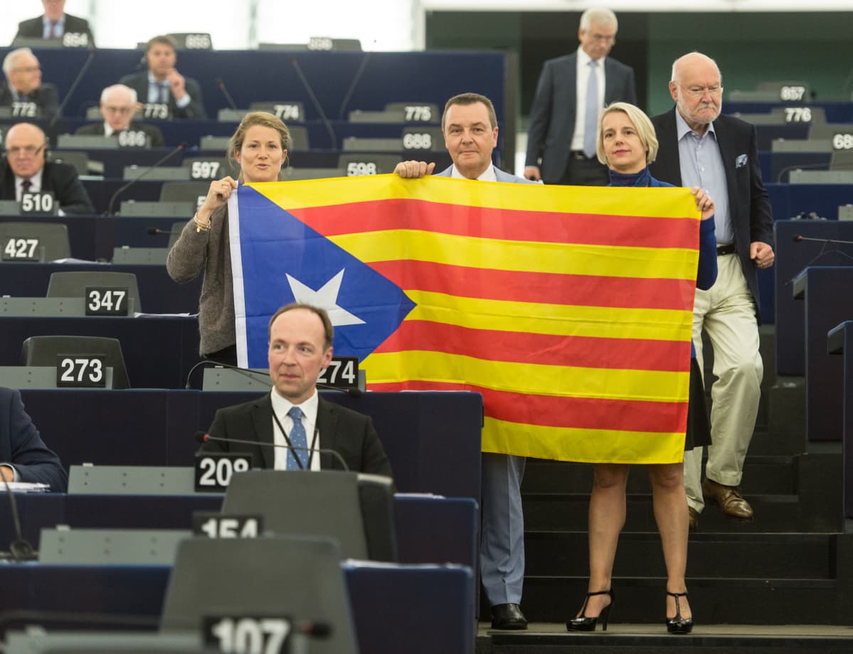 Kansallismielisten ryhmien europarlamentaarikot osoittivat mieltään Katalonian puolesta Euroopan parlamentissa.