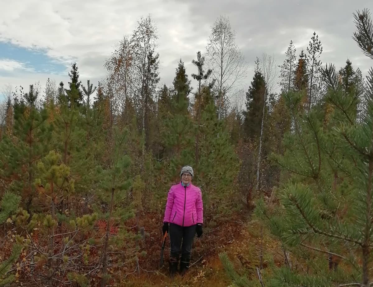 Nainen metsässä.