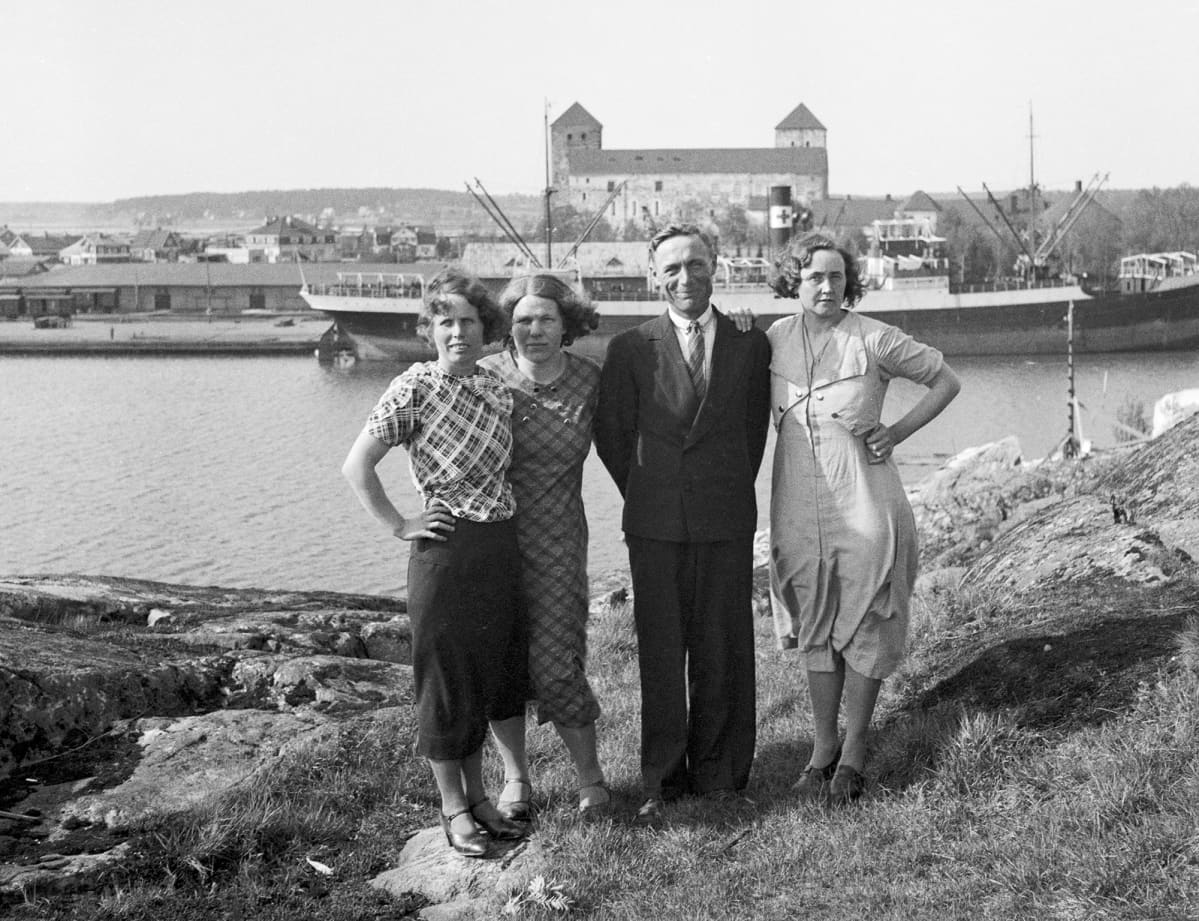 Perhe poseeraa kameralle Korppoolaismäellä Turussa 1934 toukokuussa.
