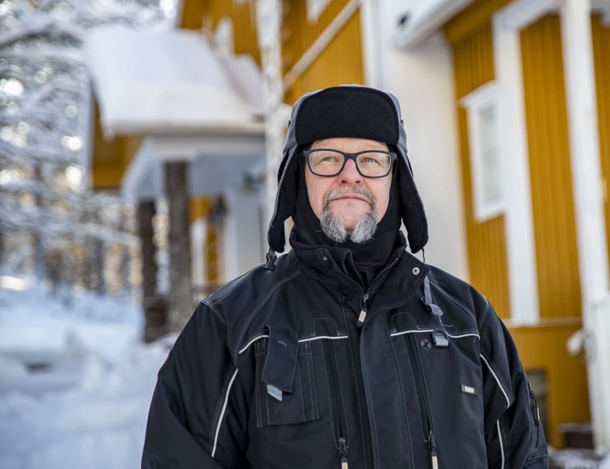 Timo Ruuska Valkinhovin pihalla.