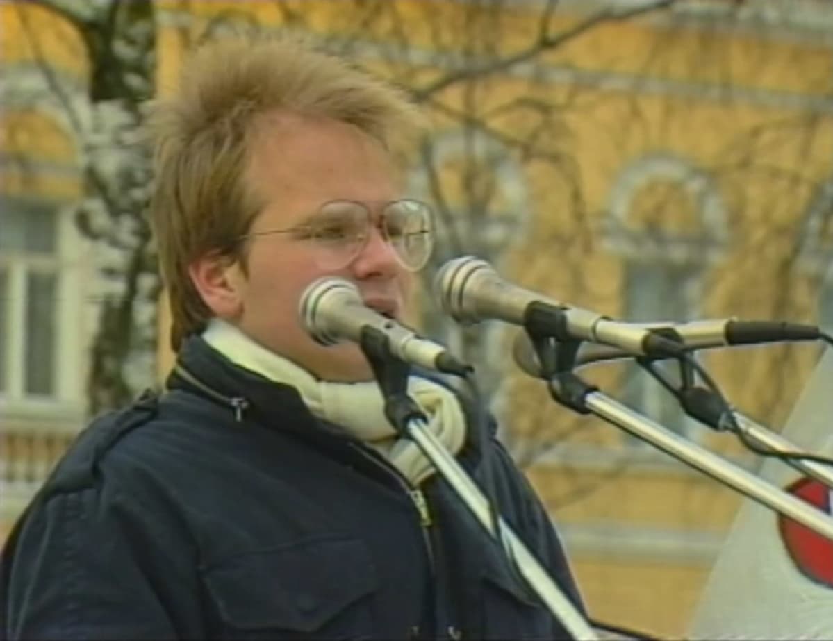 18-vuotias Jyrki Koivikko puhumassa nuorille Mikkelin torilla marraskuussa 1984 Kalevankankaan koulun lakkauttamista vastaan.