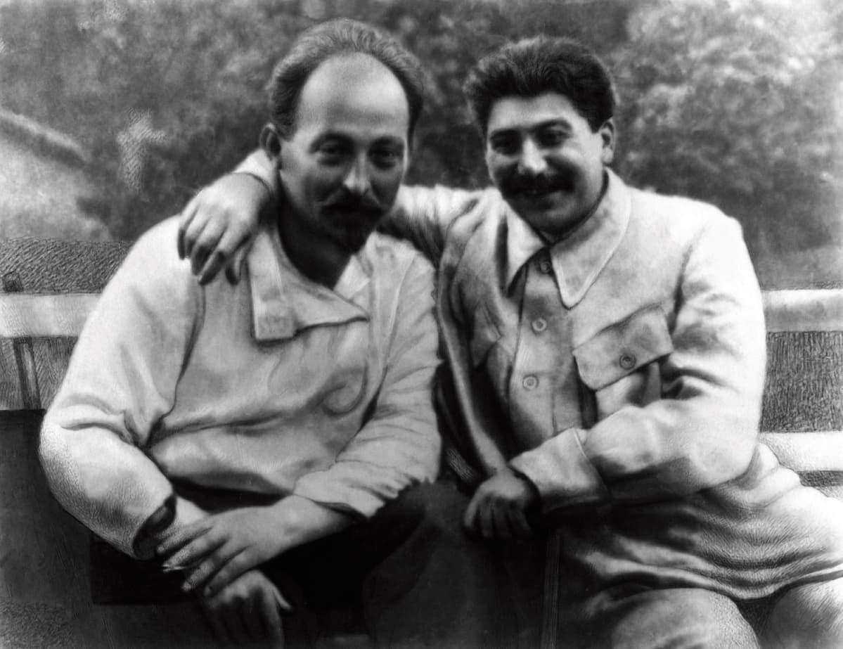 Mustavalkoisessa kuvassa Dzeržinski ja Stalin istuvat puutarhassa.Stalin pitää kättään Dzeržinskin olkapäällä. Molemmat hymyilevät, Stalin leveämmin.