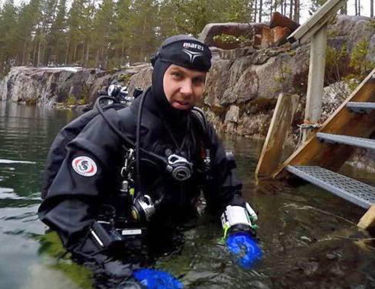 Thomas Stenberg sukeltamassa