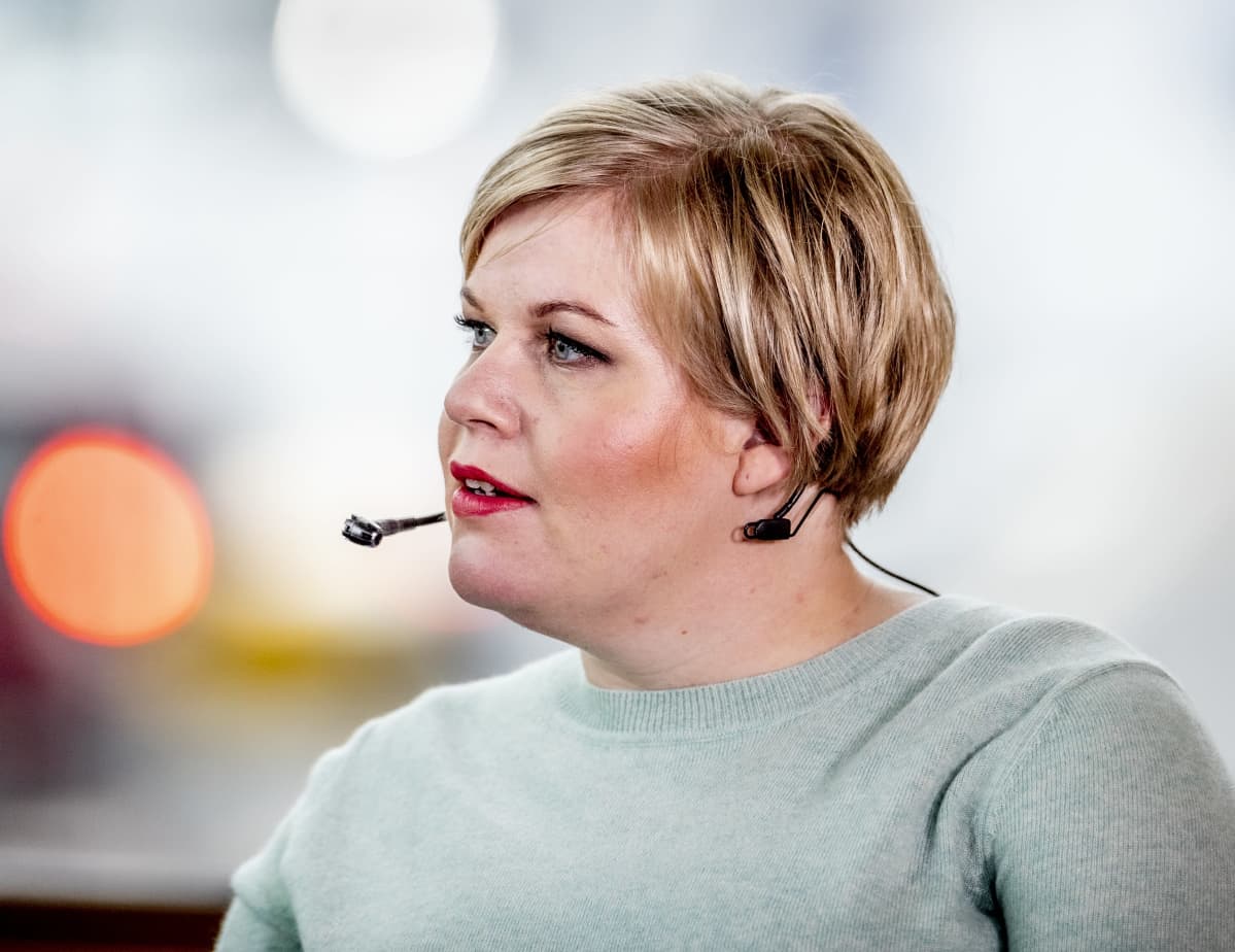 Annika Saarikko (kesk.).