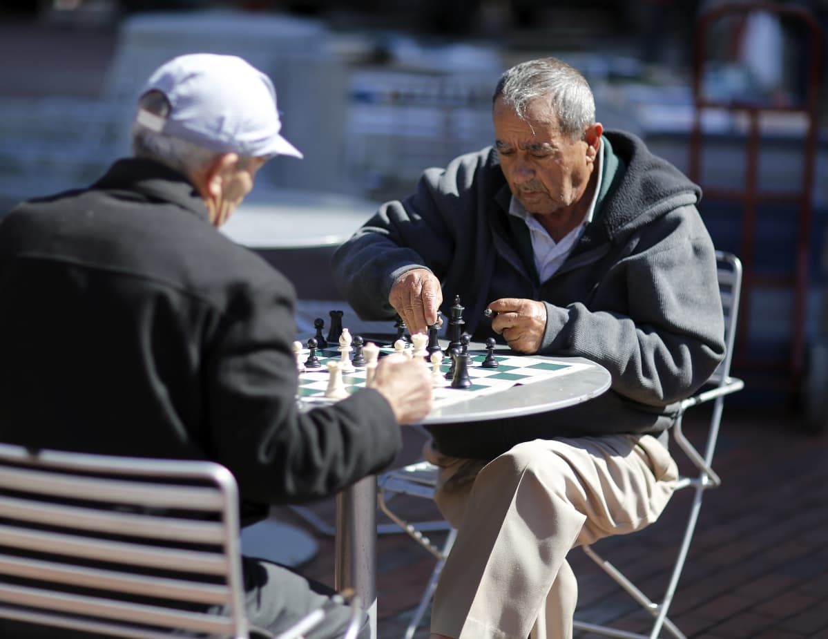 Två män spelar schack på Harvards Square i Cambridge, Massachusetts.