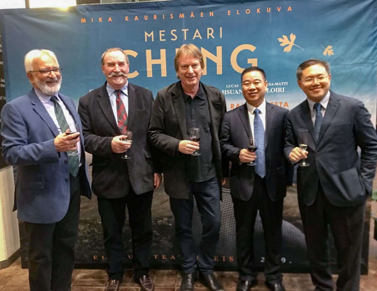 mika kaurismäki ja mestari cheng elokuvan tuottajat seisovat