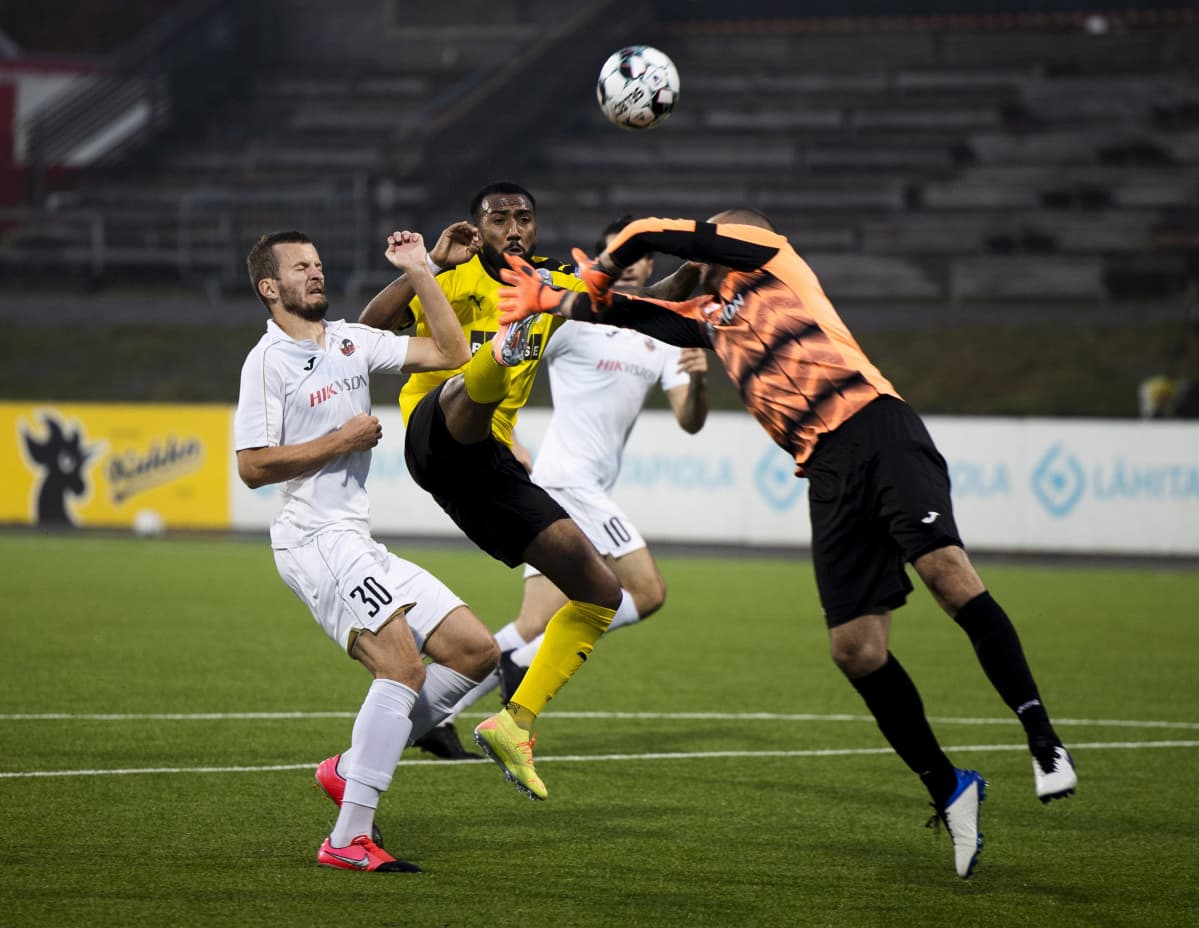 KuPS:n Lucas Rangel tekee 1-0 maalin Suduvan maalivahti Ivan Kardumin taakse.