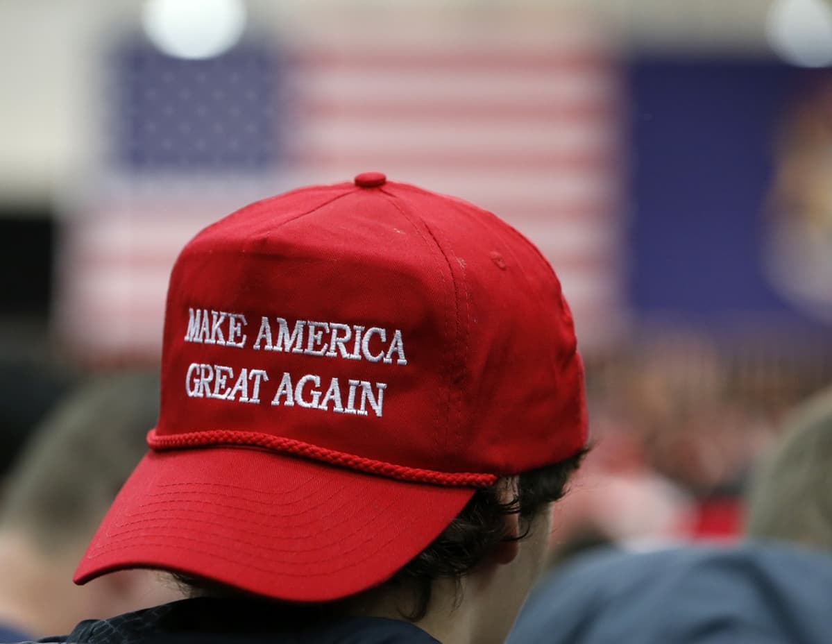 Lähikuva Trump lippiksestä