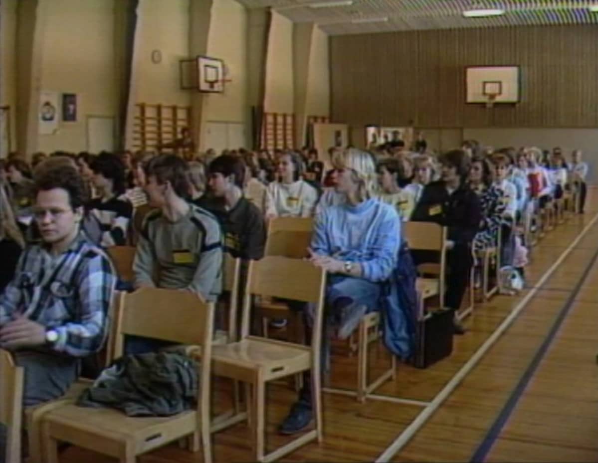 Lukiolaisten oppilaskuntapäivillä Mikkelissä perustettiin koululaisten uusi etujärjestö Suomen Lukiolaisten Liitto. Kuva silloisesta Kalevankankaan lukion liikuntasalista.