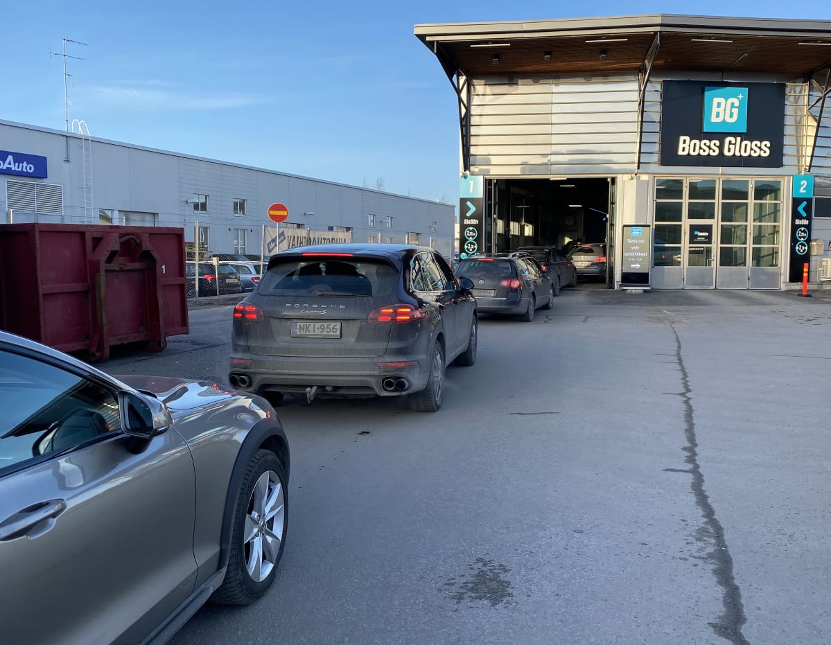 Autot jonottavat pesukadulle