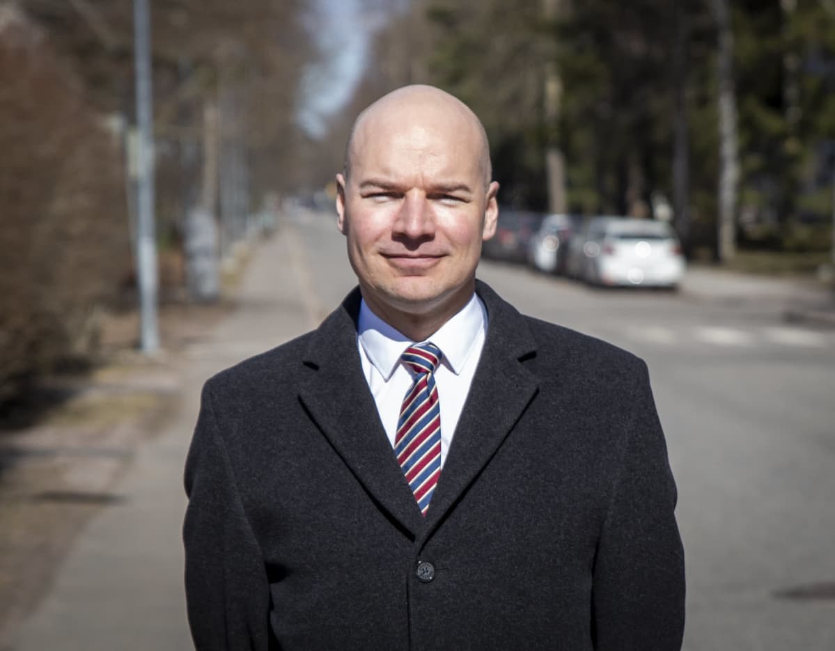 Danske Bankin senioristrategi Tuukka Kemppainen kotikadullaan Lauttasaaressa.