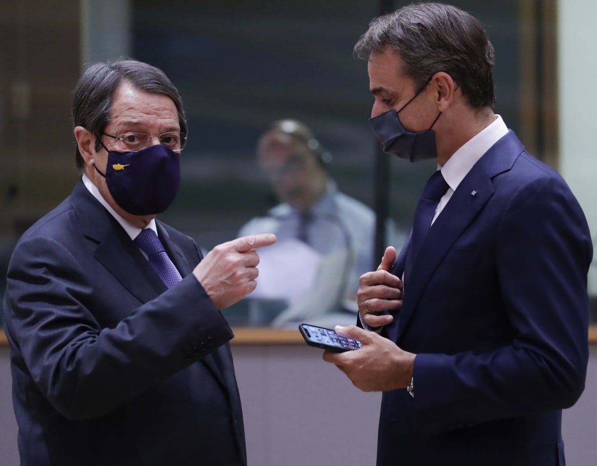 Nicos Anastasiades osoittaa sormella Kyriakos Mitsotakisia