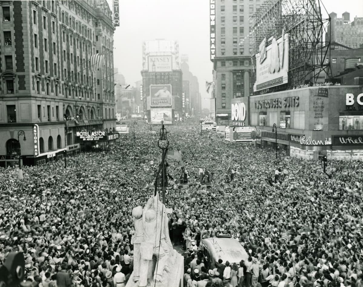 Amerikkalaisia kerääntyneenä Times Squarelle juhlimaan Japanin antautumista 15. elokuuta 1945.