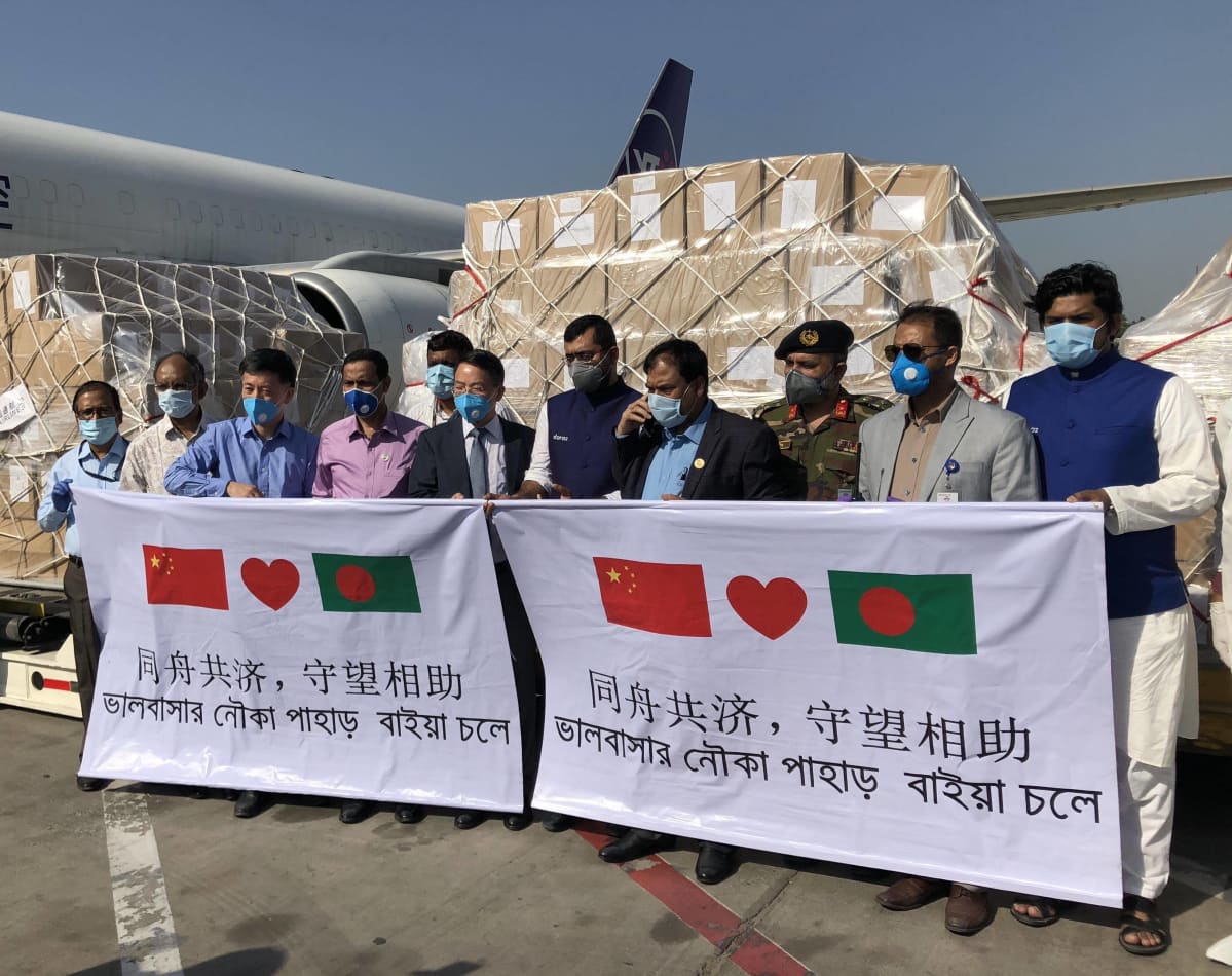 Jack Ma ja Alibaba -säätiöiden lahjoittamia tarvikkeita otettiin vastaan lämmöllä Hazrat Shahjalalin kansainvälisellä lentoasemalla Bangladeshin pääkaupungissa Dhakassa 30. maaliskuuta 2020.