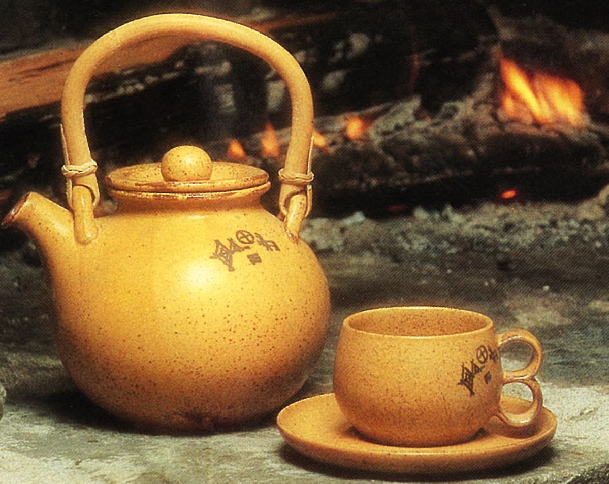 Hiisi -muki ja pannu.