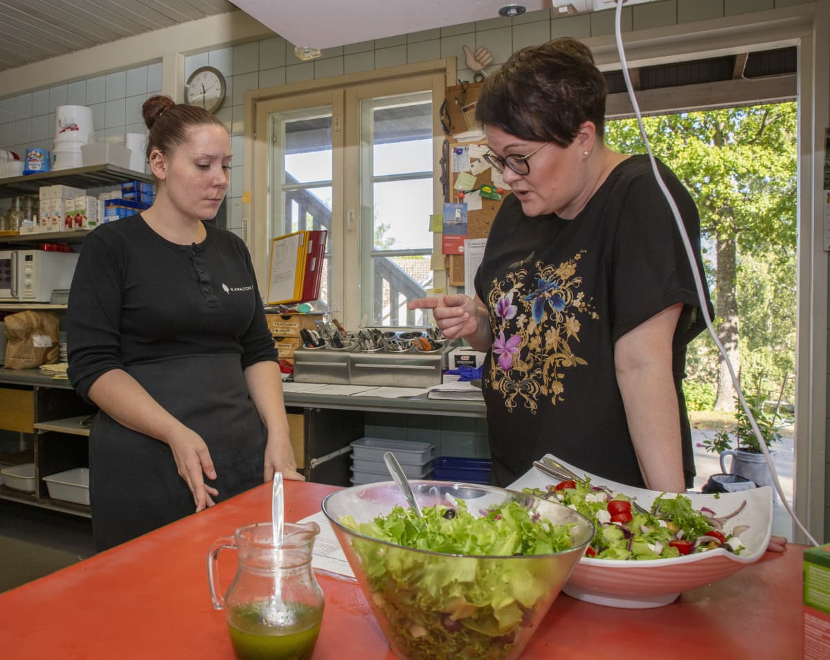 Jasmin Vilén on kokkina Kavalton tilalla, jossa järjestetän muun muassa pitopalvelua. Hän jatkaa yrityksessä oppisopimuskoulutuksella palkkatukijakson jälkeen. Kuvassa oikealla pitopalvelun yrittäjä Taija Kavalto.