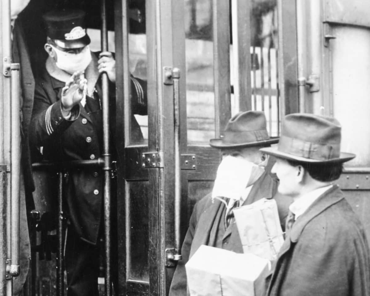 Raitiovaunun konduktööri estää ilman kasvosuojusta olevan matkustajan tulemisen vaunuun
Seattlessa vuonna 1918.