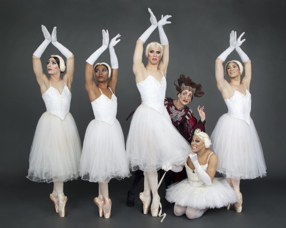 Les Ballets Trockadero de Monte Carlon esiintyjiä baletista Joutsenlampi.