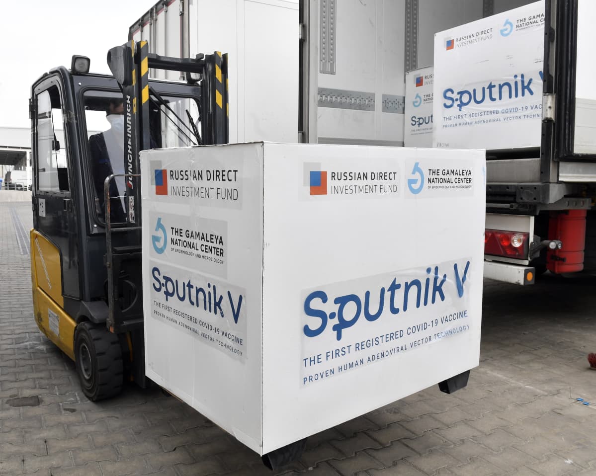 Trukki nostaa laatikkoa jonka kyljessä lukee Sputnik