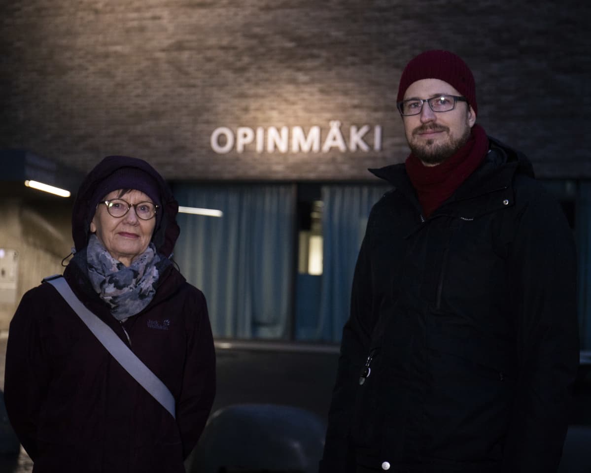 Suurpeltoseuran puheenjohtaja Eira Mononen ja Lillhemtin omakotiyhdistyksen puheenjohtaja Niklas Killström.