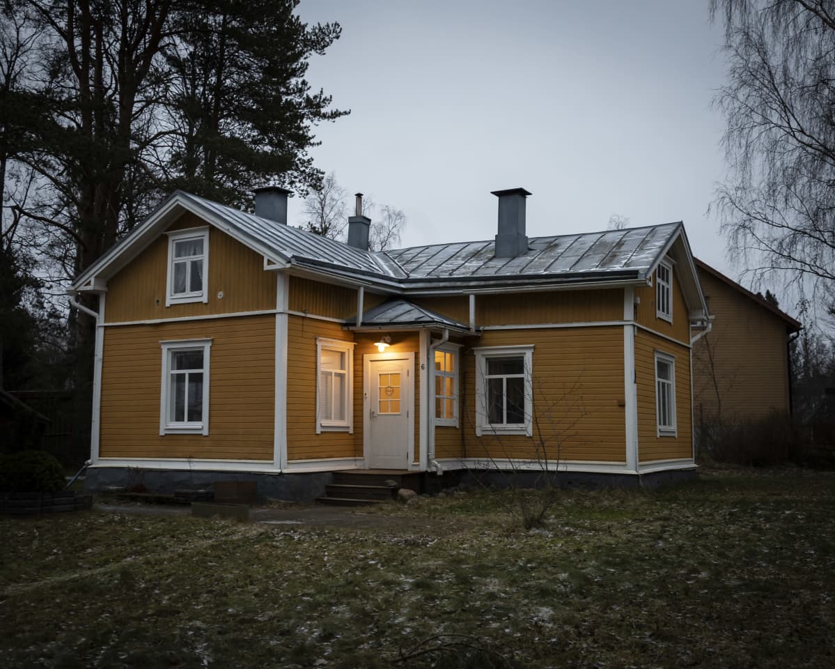 Sinapinkeltainen puutalo.
