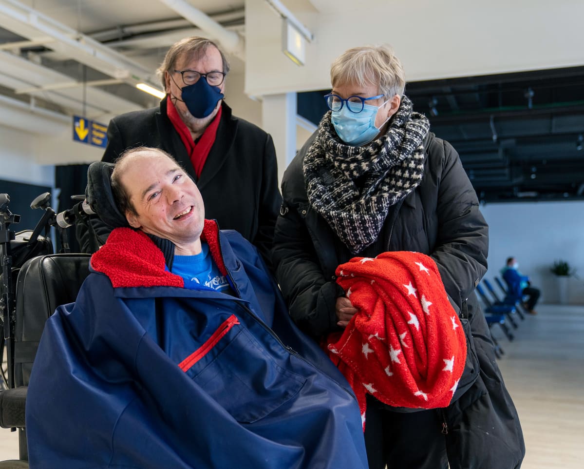 Kim Kuosma pyörätuolissa, vierellä Tapio Kuosma ja Christina af Hällström