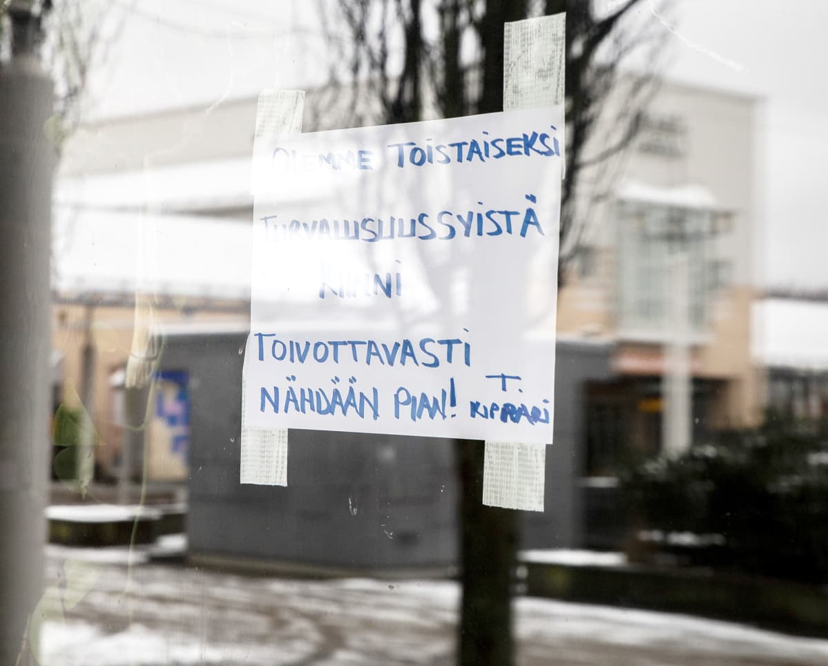 Kiinni-lappu yrityksen ikkunassa.