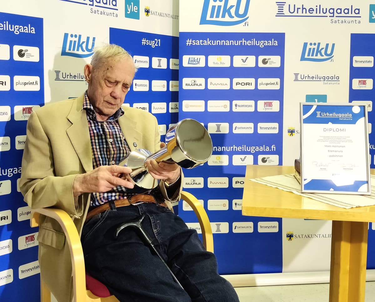 Entinen jääkiekkoilija Matti "Mölli" Keinonen