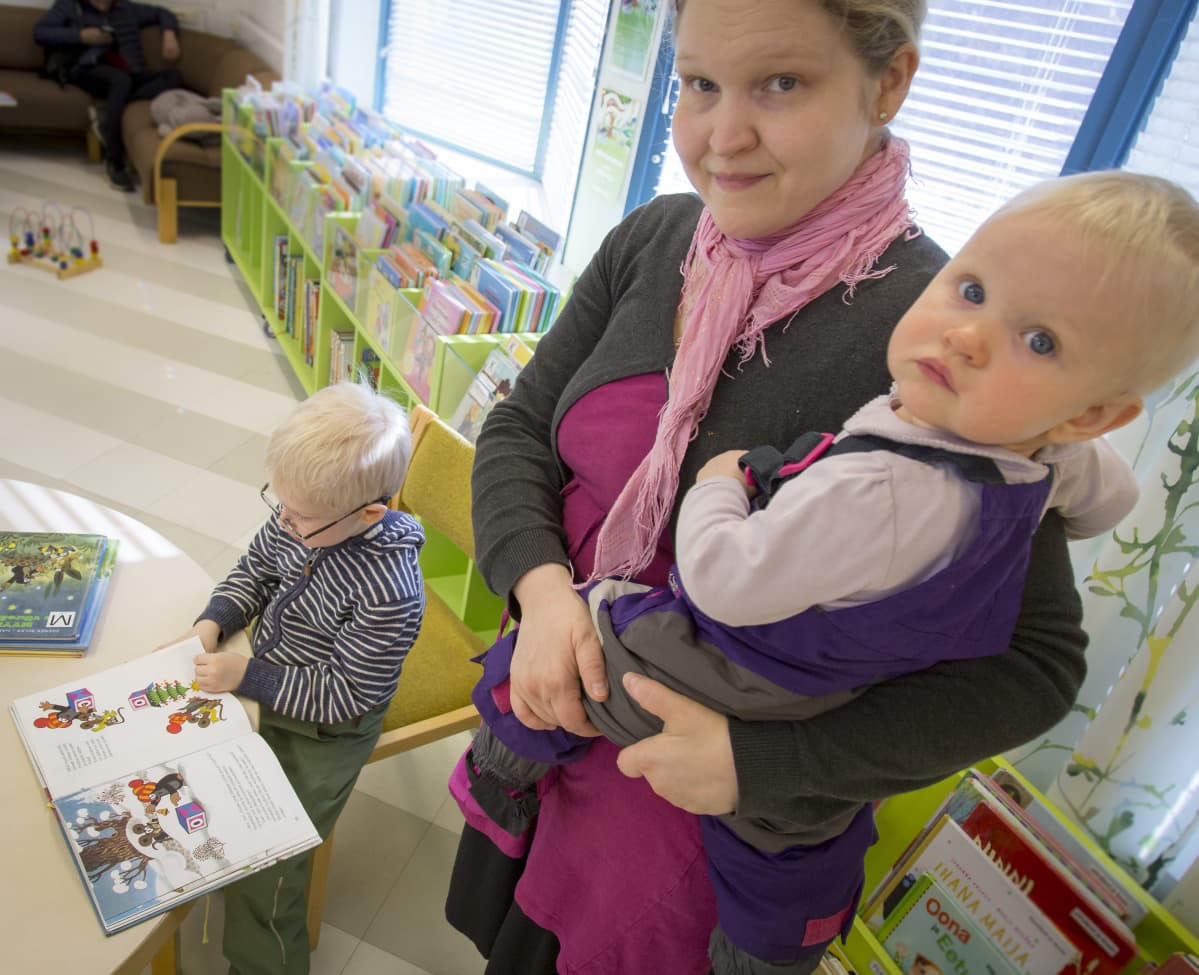 Visa, Laura ja Ulpu Aalto Kauklahden kirjastossa.