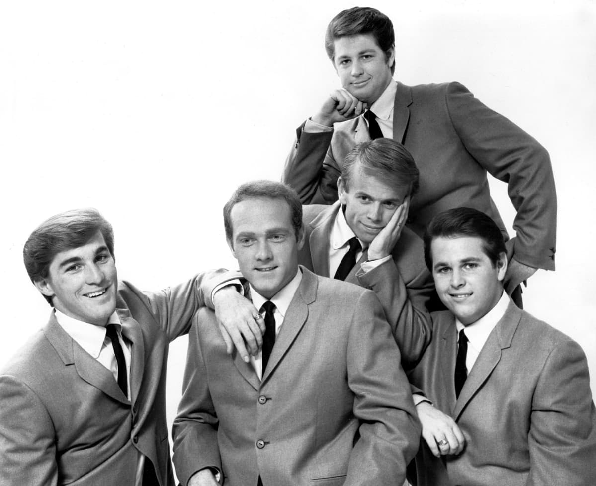 The Beach Boys eli Dennis Wilson, Mike Love, Al Jardine, Carl Wilson ja taustalla Brian Wilson 1960-luvun alussa.